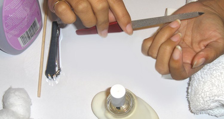 Una lima de uñas metálica puede lavarse con agua y jabón.