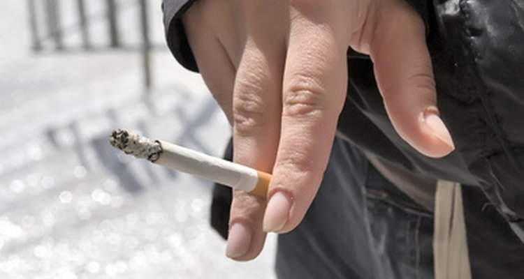 O alcatrão nos cigarros pode deixar manchas amareladas e desagradáveis nos dedos