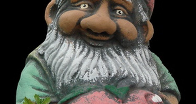 Gnomos dão um toque caprichado ao jardim