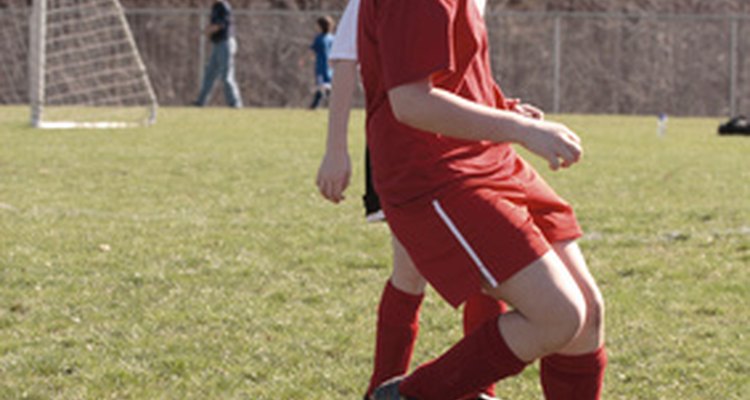 Los equipos deportivos infantiles ayudan a los niños a aprender habilidades para la vida activa.