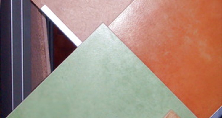 A colocação de prateleiras de azulejos de cerâmica abre mais espaço em uma cozinha ou banheiro