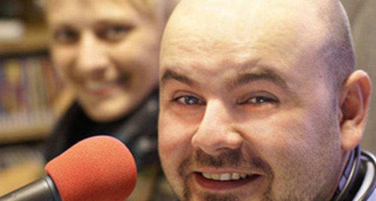 Cómo convertirse en un locutor de radio.