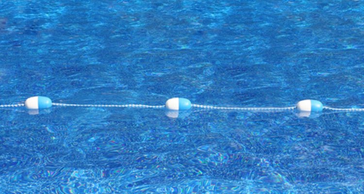 Cuidar una piscina requiere remover y prevenir el crecimiento de hongos.
