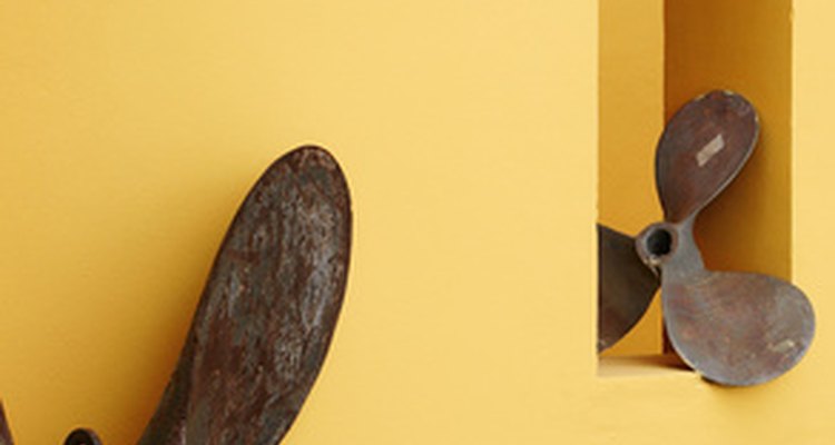 El óxido o metálico oscuro contrasta bien con paredes amarillas.