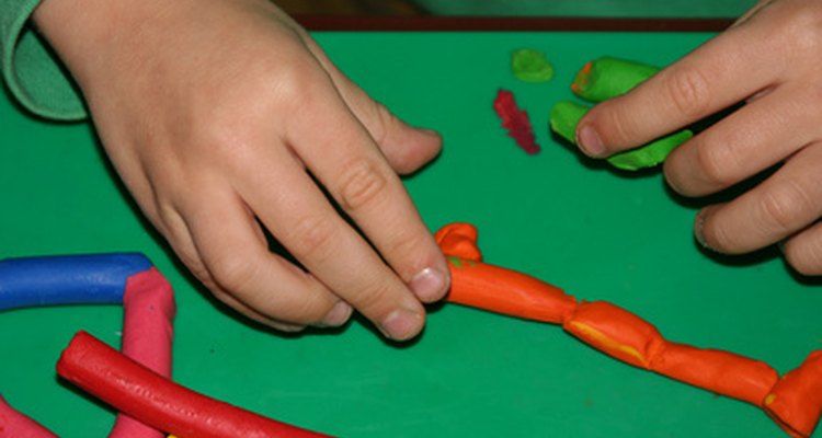 El moldeo de arcilla puede desarrollar la motricidad fina del niño.