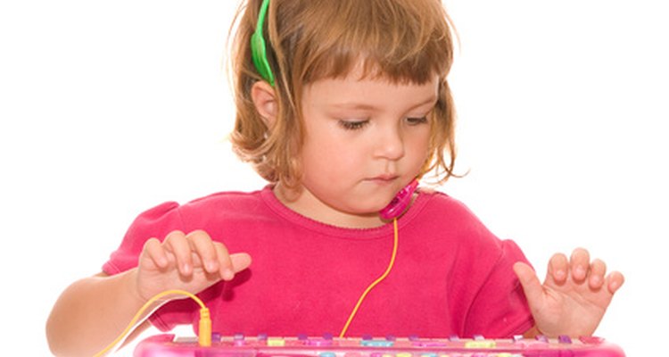 Os brinquedos musicais podem ser apresentados a crianças pequenas