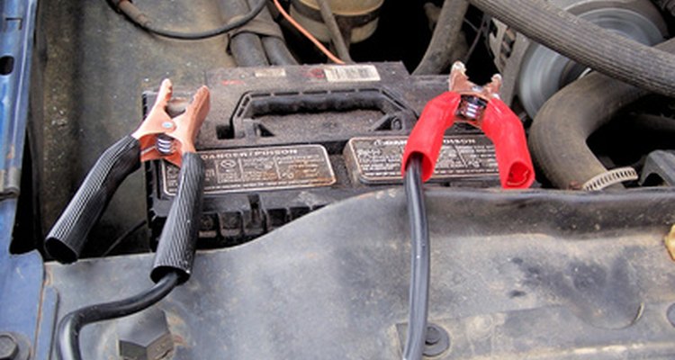 Os cabos com garras carregam a bateria descarregada a partir da bateria de outro carro