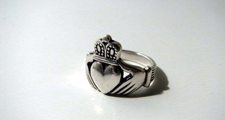 El Claddagh es un anillo irlandés tradicional de amistad y lealtad.