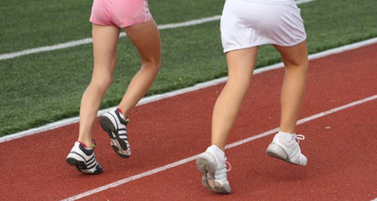 Los zapatos de campo traviesa utilizados para correr son más ligeros que aquellos usados para entrenar.