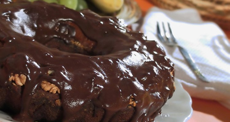 A menudo la ganache de chocolate viste a los pasteles con una rica capa.
