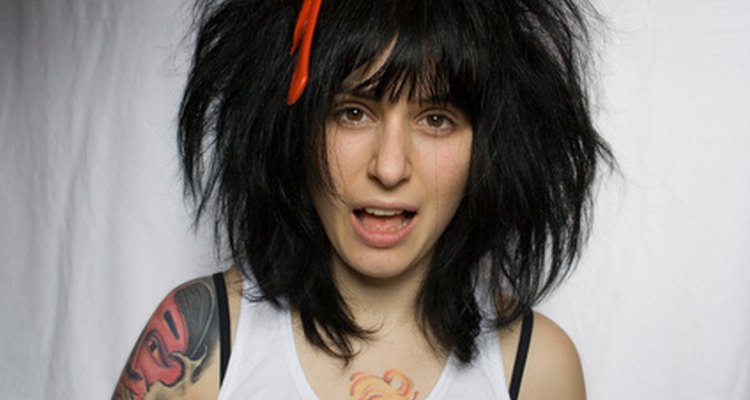 Antes de poder formar un estilo colmena a lo Amy Winehouse, debes cardar tu cabello.
