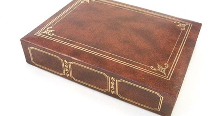 Aprenda a gravar as capas de couro dos seus livros em relevo dourado na própria casa