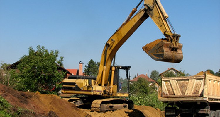 Las excavadoras están una línea de equipos de construcción sobre las retroexcavadoras.