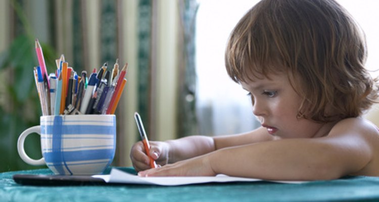 Tu hijo puede distinguir diferentes colores y formas en una página.
