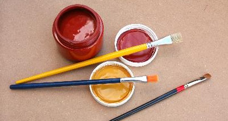 La pintura látex se usa para numerosas tareas: pintar muros y realizar artesanías u obras de arte.