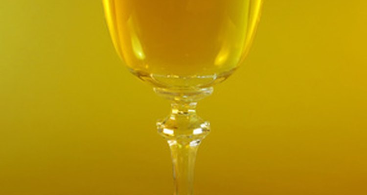 El vino de ceta chardonnay es un buen vino dorado que es una buena opción para un regalo de aniversario de boda de 50 años.