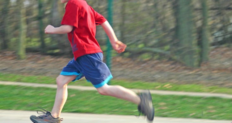 Un corredor joven y motivado termina con fuerza.