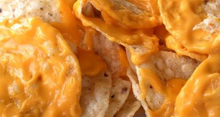 Prepara una salsa de queso para tus nachos.