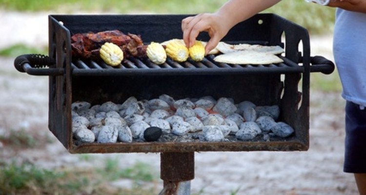 La mención de una parrilla en una invitación de día de campo ayudará a las personas a saber qué esperar.