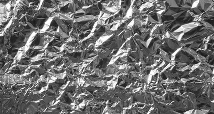 A superfície enrugada e brilhante do papel alumínio faz com que ele seja difícil de colar
