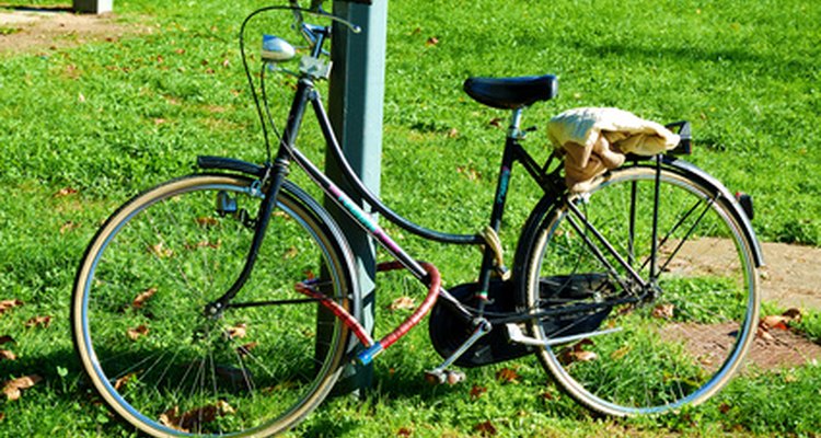 Antes de repintar sua bicicleta de alumínio, você deve remover a tinta velha