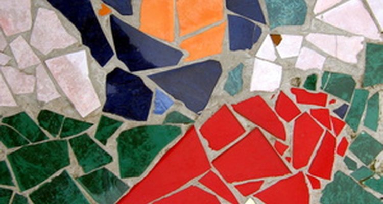 Convierte una maceta común en una colorida vasija decorada con mosaico.