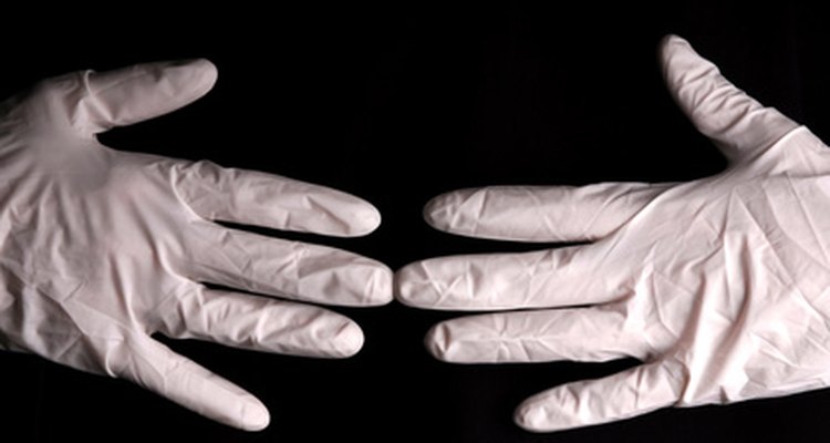 Usar guantes de látex o goma te puede ayudar a asir la cuenta de un anillo de labio.
