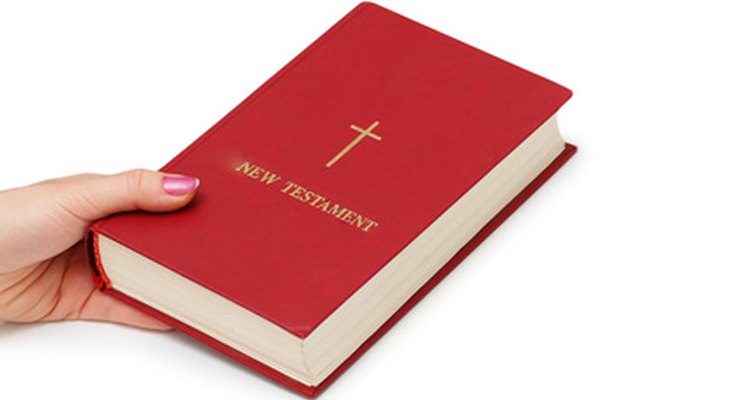 Los capellanes pueden ser responsables de la distribución de Biblias y materiales religiosos.