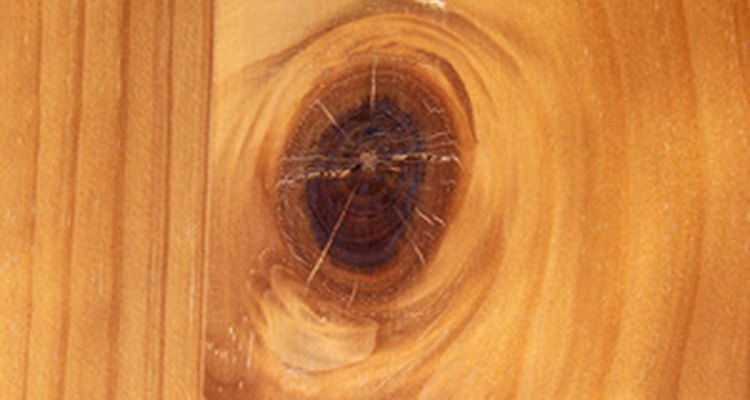Si bien los nudos son indeseables entre la mayoría de las maderas en los muebles de calidad, la madera de pino es muy apreciada por su carácter rústico.