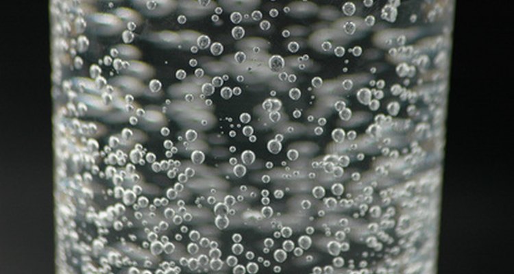 Água com gás metano aparece efervescente ou leitosa com bolhas finas