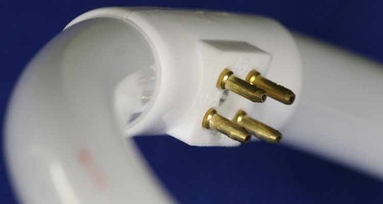 Una lámpara fluorescente utiliza un condensador para evitar que el circuito eléctrico esté desfasado y se desperdicie energía.