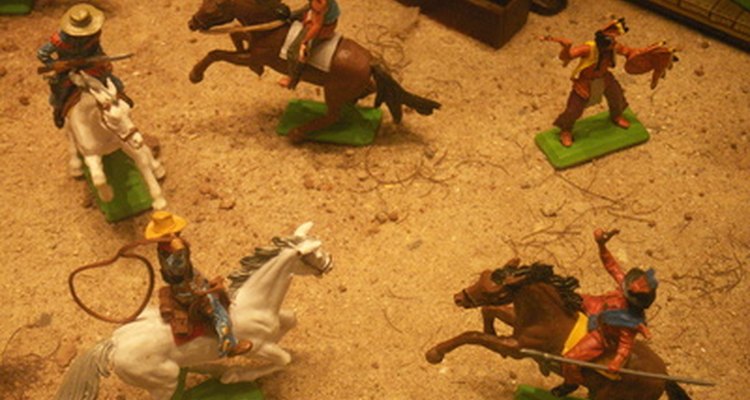 Une las invitaciones a muñecos de vaqueros de plástico y repártelas.