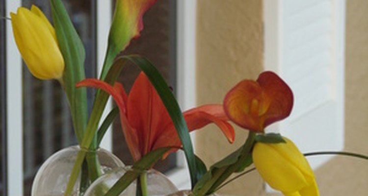 Crea un centro de mesa para fiesta deslumbrante usando jarrones con flores frescas.