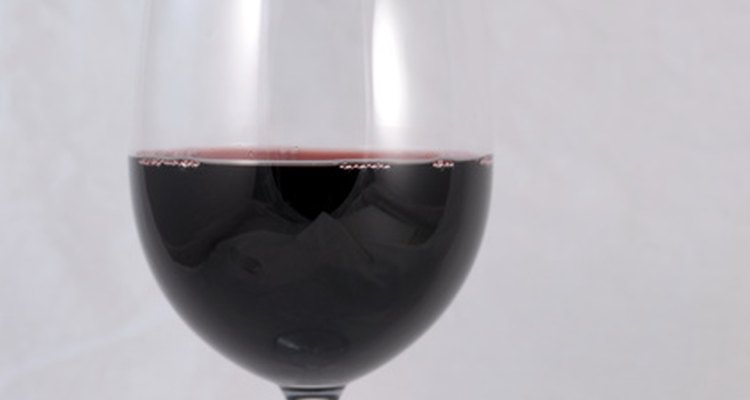 Trata las manchas de vino tinto de los muebles prontamente para obtener los mejores resultados.
