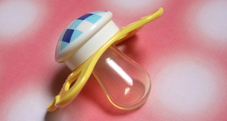 Ya sea que esté hecho de látex o de silicona, los chupones pueden satisfacer las necesidades de chupar de tu bebé.