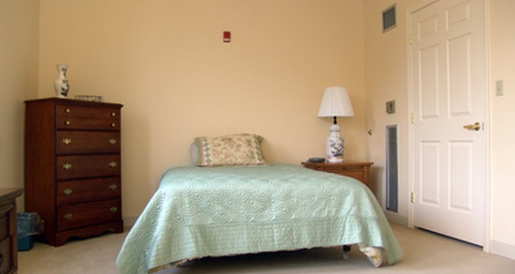 O tamanho da cama deve complementar o tamanho do quarto em uma casa bem decorada