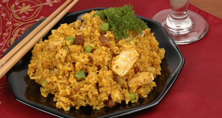 Frango biryani é um prato popular de arroz com frango da culinária Hyderabadi