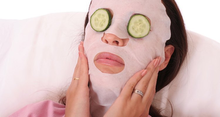 Puedes colocar rodajas de pepino sobre tus ojos para reducir las ojeras.