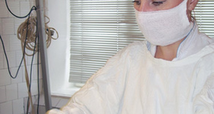 Las enfermeras perioperatorias trabajan en los servicios quirúrgicos del hospital.