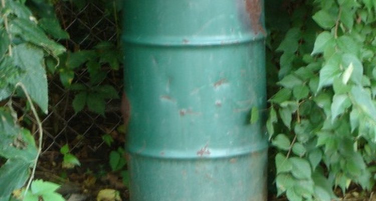 Un viejo tambor de 55 galones (208 l) puede convertirse en un incinerador de basura eficiente