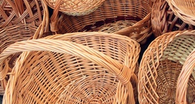 Um dos primeiros passos para organizar uma cesta de rifa é encontrar muitas delas