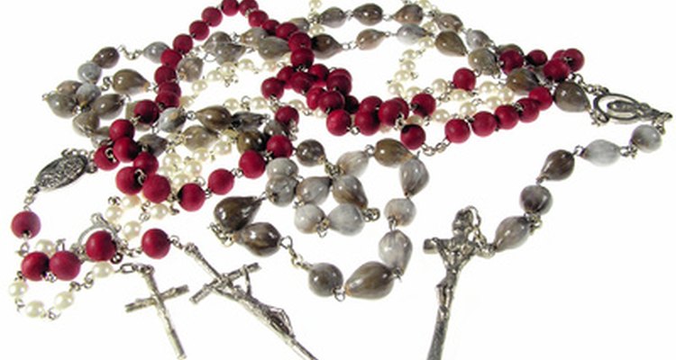 Muchos católicos usan rosarios para rezar.