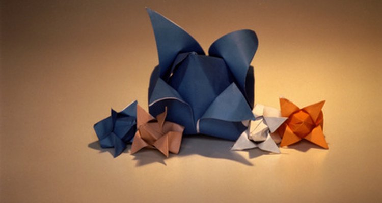 El origami utiliza conceptos matemáticos para crear formas tridimensionales.