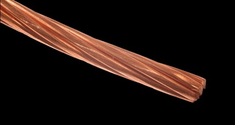 O fio de cobre limpo tem uma cor avermelhada brilhante