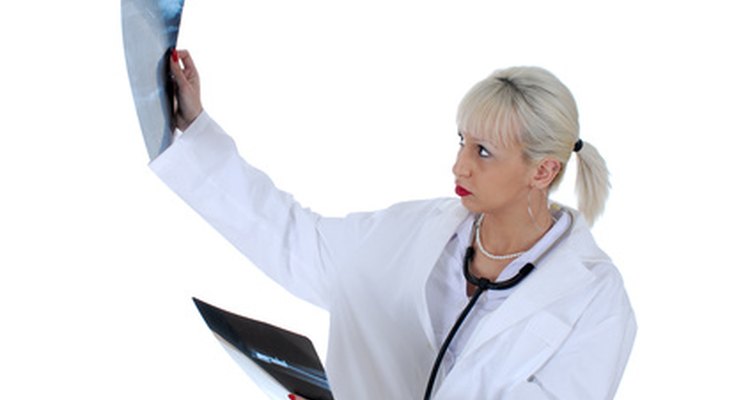 Um médico pode precisar tirar um raio-X para determinar se um tendão está rompido