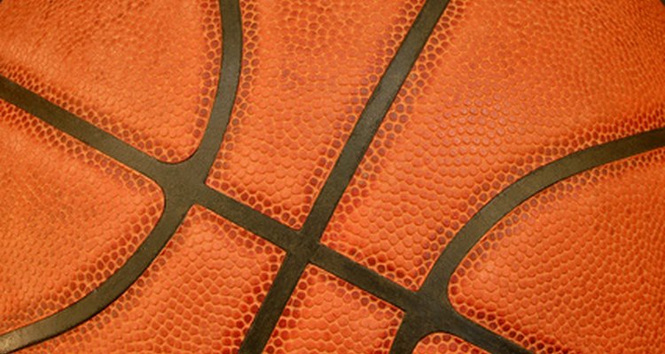 Bolas de basquete em couro podem ficar sujas com o tempo