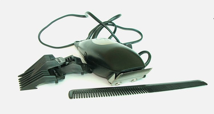 Um conjunto de máquinas de cortar cabelo remove o crescimento indesejado