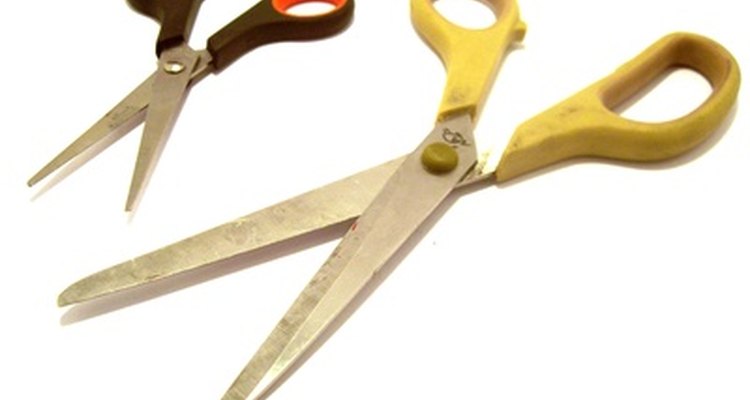 Usar um cortador, ao invés de tesoura, garante um comprimento uniforme para o seu cabelo