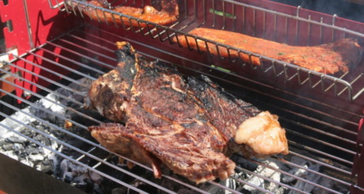 O churrasco dá um sabor único ao ombro de porco e outras carnes