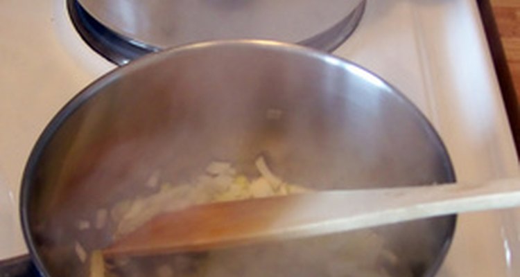 Limpe as chapas do seu fogão com bicarbonato de sódio e detergente
